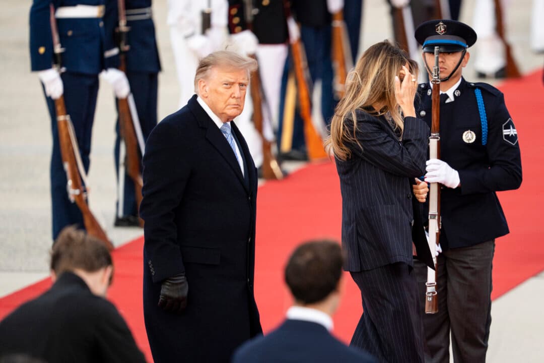 U.S. President Donald Trump and First Lady Melania Trump welcome Chinese leader Xi Jinping and his wife Peng Liyuan at Joint Base Andrews, Md., on Sept. 23, 2026. (Madalina Kilroy/The Epoch Times)