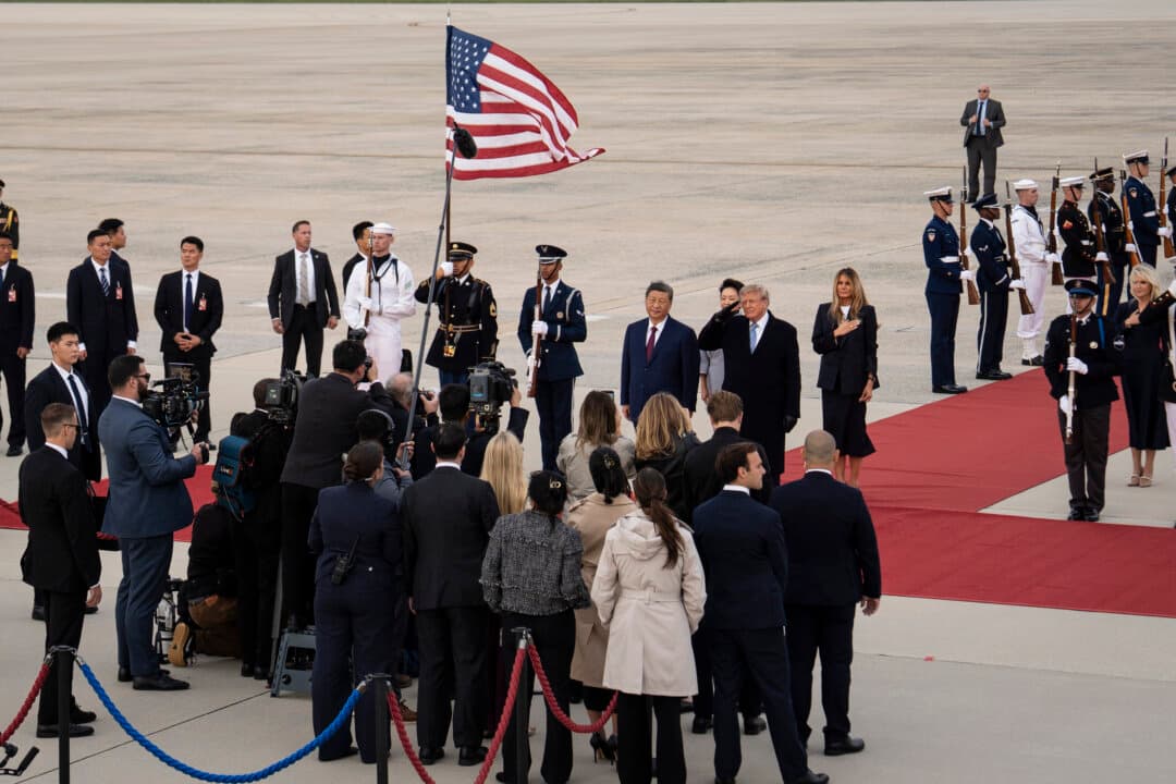 U.S. President Donald Trump and First Lady Melania Trump welcome Chinese leader Xi Jinping and his wife Peng Liyuan at Joint Base Andrews, Md., on Sept. 23, 2026. (Madalina Kilroy/The Epoch Times)