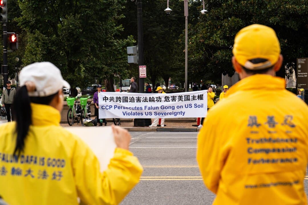 Falun Gong practitioners call for an end to the Chinese Communist Party's persecution of the spiritual practice, during Chinese leader Xi Jinping's state visit to Washington on Sept. 23, 2026. (Samira Bouaou/The Epoch Times)