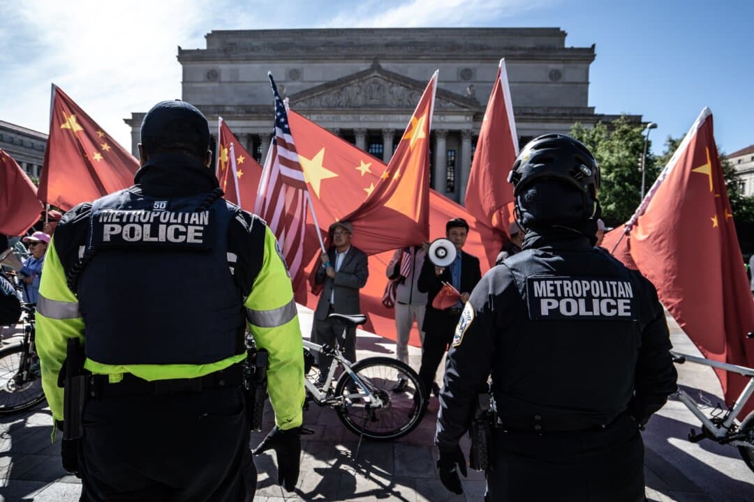 Pro-democracy activists protest Chinese leader Xi Jinping's state visit in front of the National Archives in Washington on Sept. 25, 2026. (Samira Bouaou/The Epoch Times)