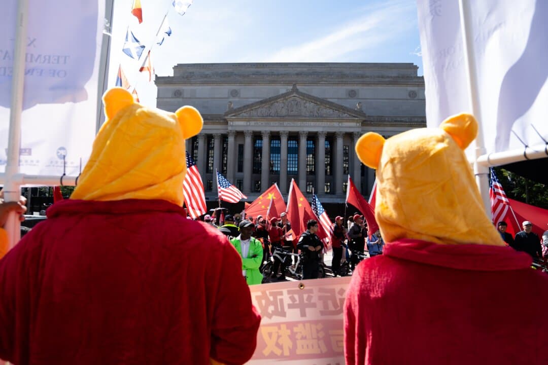Pro-democracy activists protest Chinese leader Xi Jinping's state visit in front of the National Archives in Washington on Sept. 25, 2026. (Samira Bouaou/The Epoch Times)