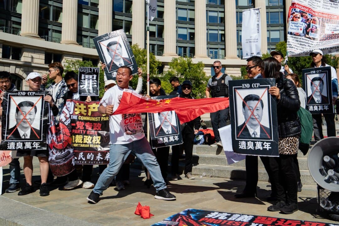 Pro-democracy activists protest Chinese leader Xi Jinping's state visit in front of the National Archives in Washington on Sept. 25, 2026. (Samira Bouaou/The Epoch Times)
