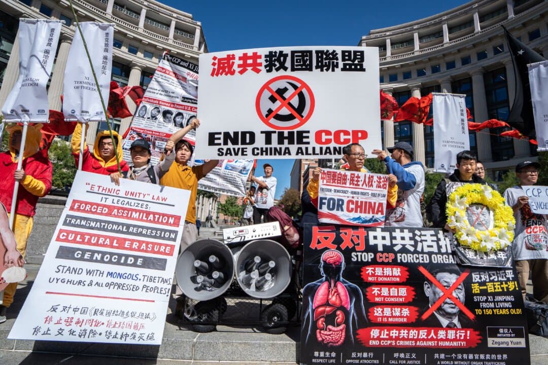 Pro-democracy activists protest Chinese leader Xi Jinping's state visit in front of the National Archives in Washington on Sept. 25, 2026. (Samira Bouaou/The Epoch Times)