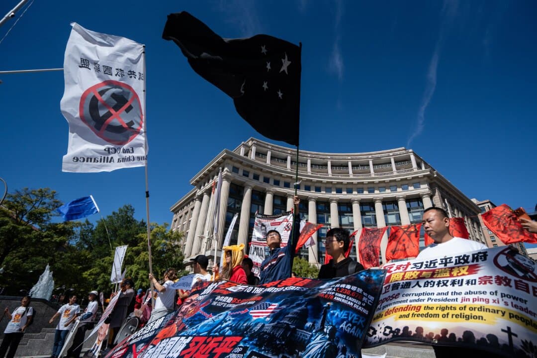 Pro-democracy activists protest Chinese leader Xi Jinping's state visit in front of the National Archives in Washington on Sept. 25, 2026. (Samira Bouaou/The Epoch Times)