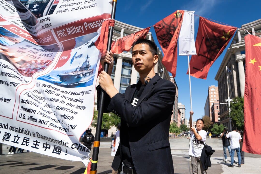 Pro-democracy activists protest Chinese leader Xi Jinping's state visit in front of the National Archives in Washington on Sept. 25, 2026. (Samira Bouaou/The Epoch Times)