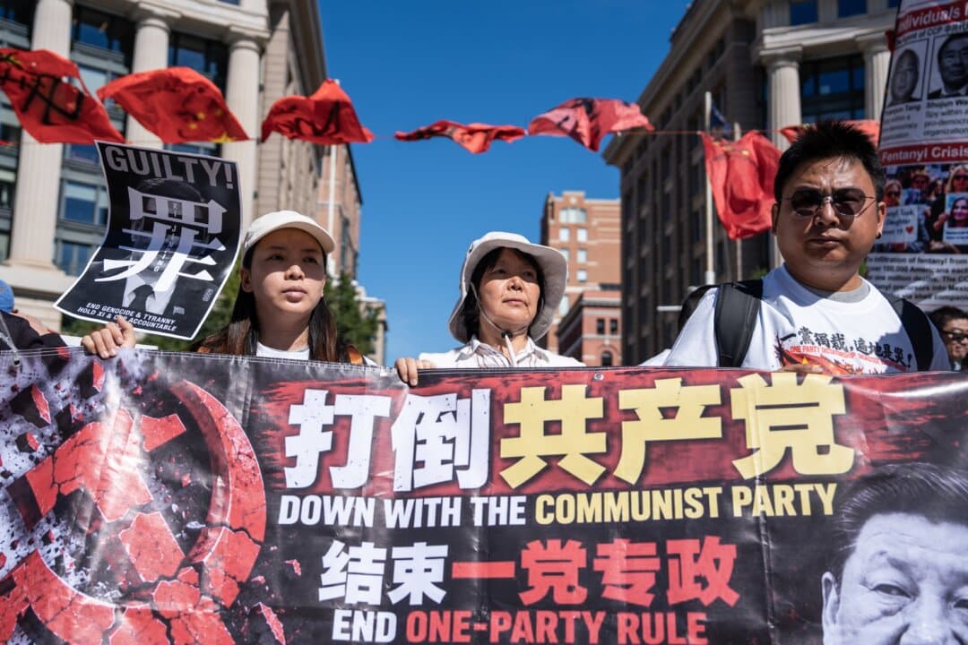 Pro-democracy activists protest Chinese leader Xi Jinping's state visit in front of the National Archives in Washington on Sept. 25, 2026. (Samira Bouaou/The Epoch Times)