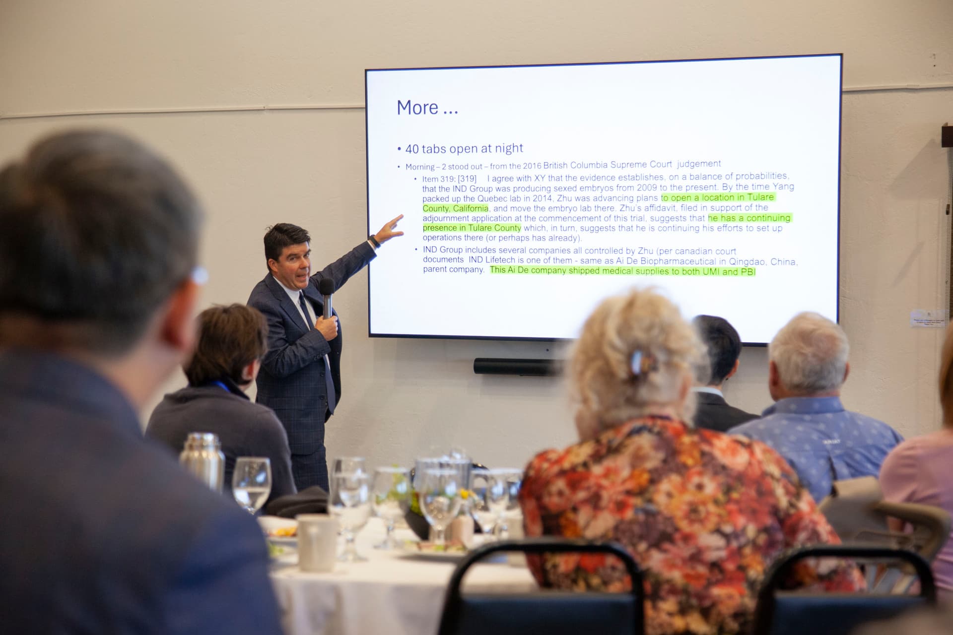 Senior reporter Steve Ispas shares the experience of investigative reporting at The Epoch Times Insider Forum in Palo Alto on Sep. 24. (Lear Zhou/The Epoch Times)