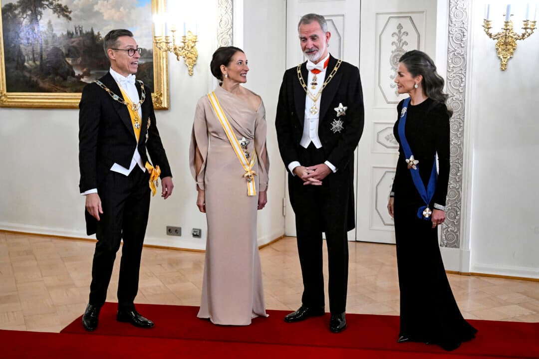 King Felipe of Spain (2nd R) and Queen Letizia of Spain (R) pose with Finland's President Alexander Stubb (L) and his wife Suzanne Innes-Stubb before a dinner at the Presidential Palace in Helsinki, on Oct. 6, 2026. (Heikki Saukkomaa/Lehtikuva/AFP via Getty Images)