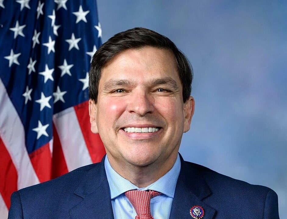(Left) Republican candidate Eric Flores, running for Texas's 34th Congressional District seat, speaks ahead of Vice President JD Vance at a campaign rally for Texas Republican candidates, in Harlingen, Texas, on Sept. 30, 2026. (Right) Rep. Vicente Gonzalez (D-Texas) in an official portrait from 2023. (Kenny Holston/Pool/Getty Images, U.S. House of Representatives)