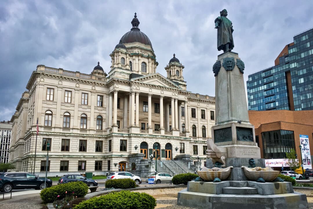 The Onondaga County Courthouse and Columbus Monument in Syracuse, N.Y., on April 9, 2024. The fate of the city's Columbus Monument remains in limbo as a Keep the Columbus Monument campaign squares off with a Replace Columbus movement led by Native Americans. (Andre Carrotflower/CC BY-SA 4.0)