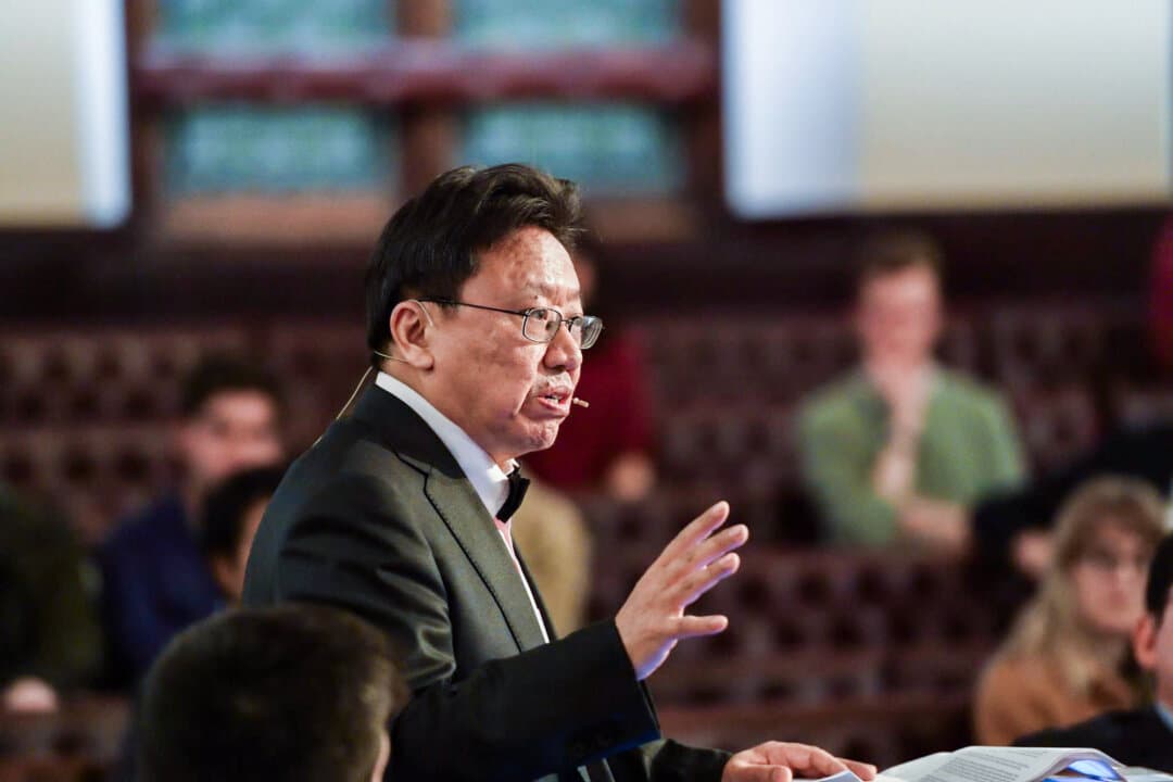U.S.-based political commentator and author Chen Pokong delivers a speech at the University of Cambridge, in Cambridge, England, in this undated photo. Pokong spent years in Chinese prisons for taking part in the 1989 pro-democracy movement in China. (Courtesy of Chen Pokong)
