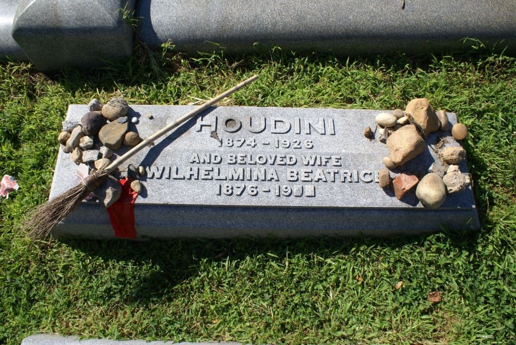 The grave marker at Harry Houdini's burial site. (<a href="https://en.wikipedia.org/wiki/User:Anthony22">Anthony22</a>/<a href="https://creativecommons.org/licenses/by-sa/3.0/">CC BY-SA 3.0</a>)