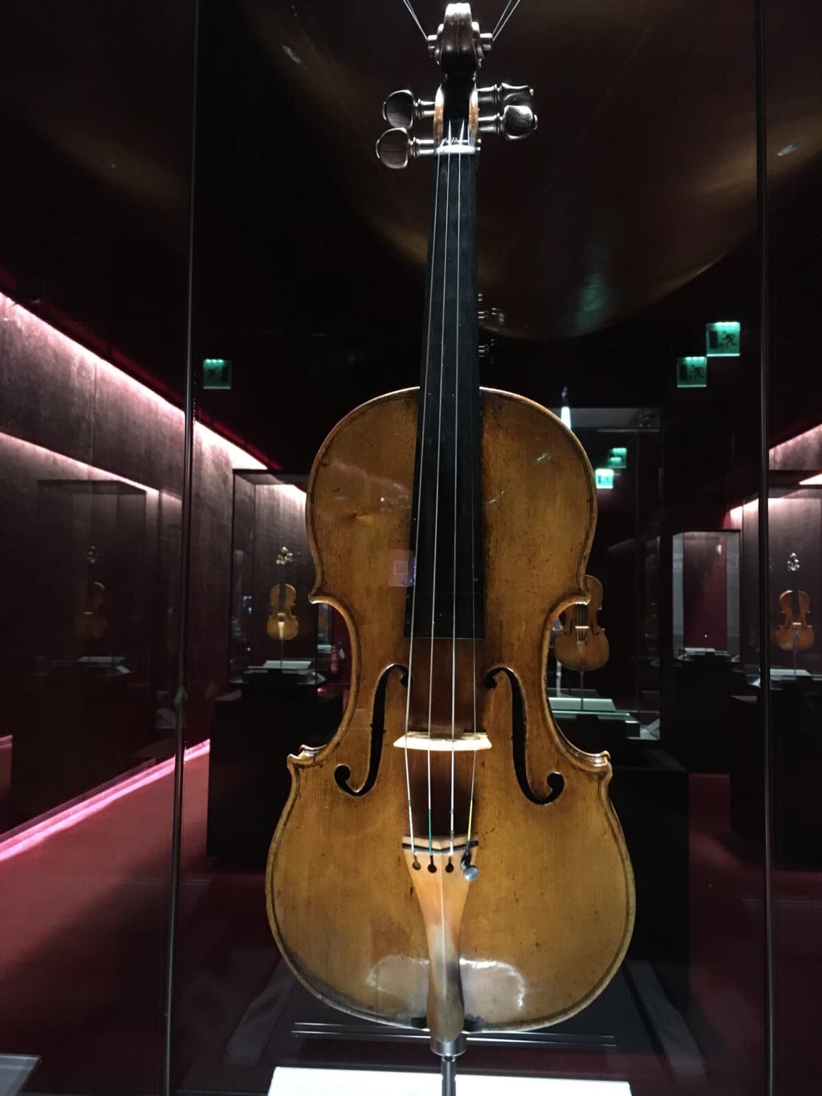 A 1734 Guarneri del Gesu violin. (<a href="https://commons.wikimedia.org/w/index.php?title=User:Dave74~frwiki&action=edit&redlink=1">Dave74~frwiki</a>/<a href="https://creativecommons.org/licenses/by-sa/4.0">CC BY-SA 4.0</a>)