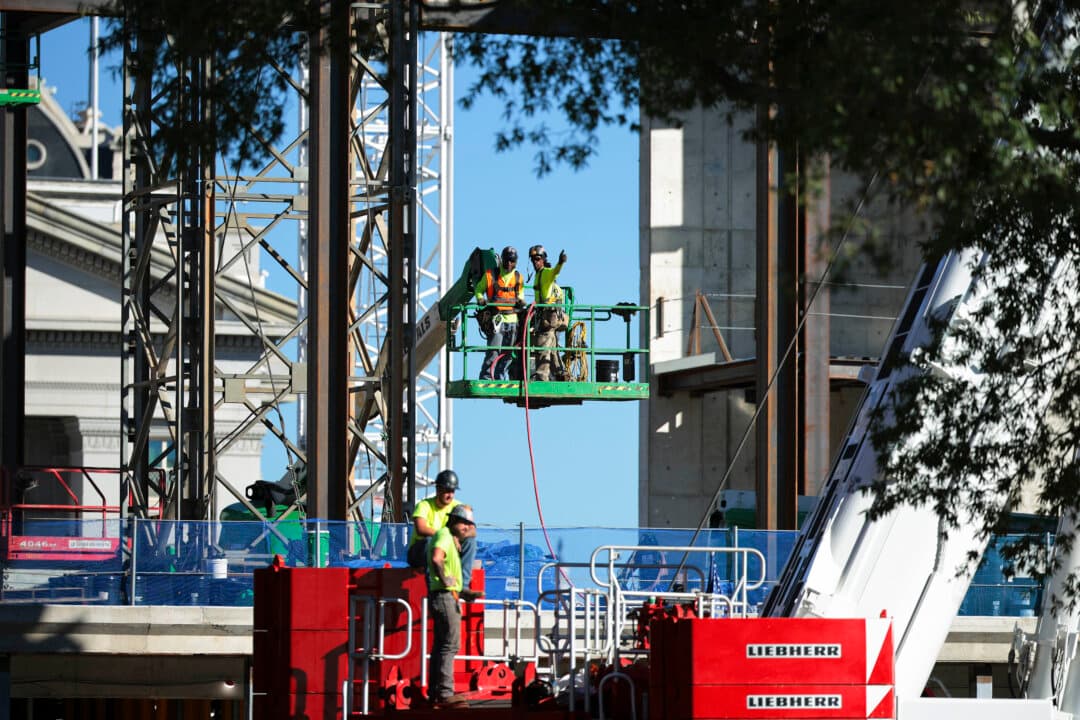 Ballroom construction workers give President Donald Trump a thumbs-up as he departs the White House in Washington, on Oct. 19, 2026, en route to Kansas for a campaign rally. (Chip Somodevilla/Getty Images)
