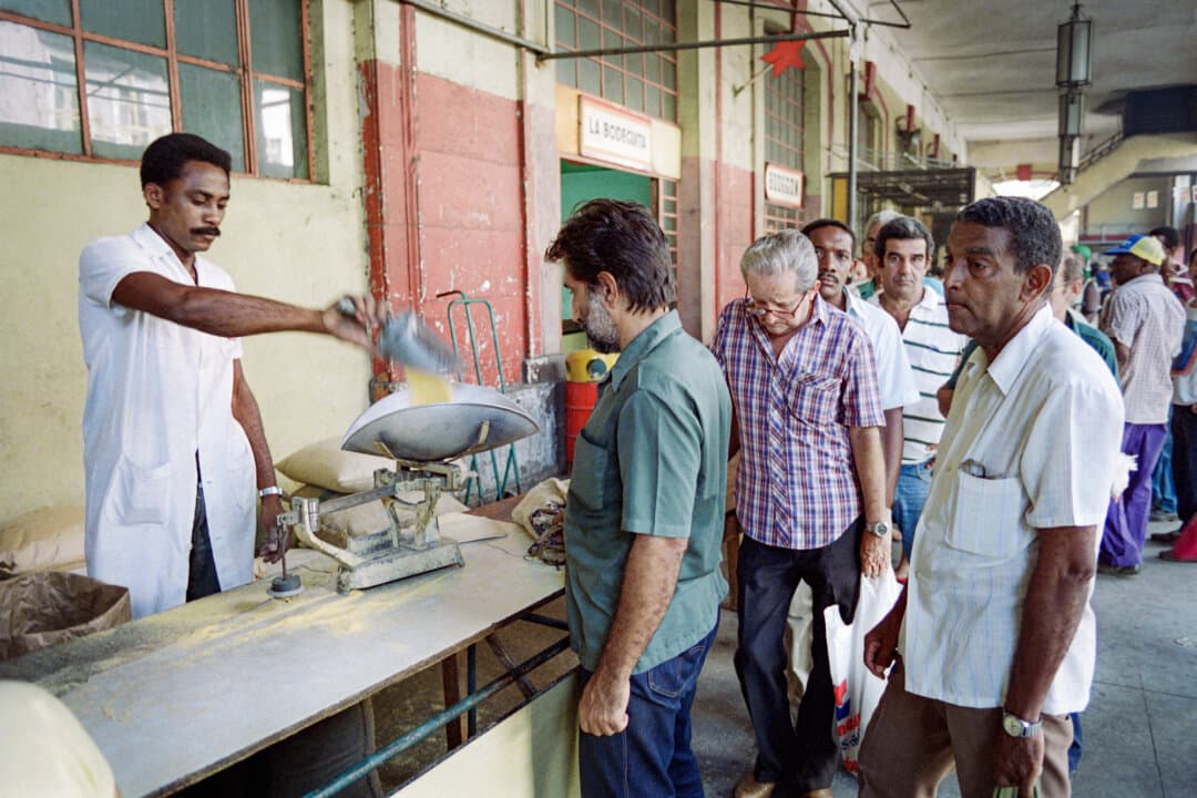 Cubans line up to buy corn flour in a market in Havana on Aug. 2, 1990. (David Hernandez/AFP via Getty Images)