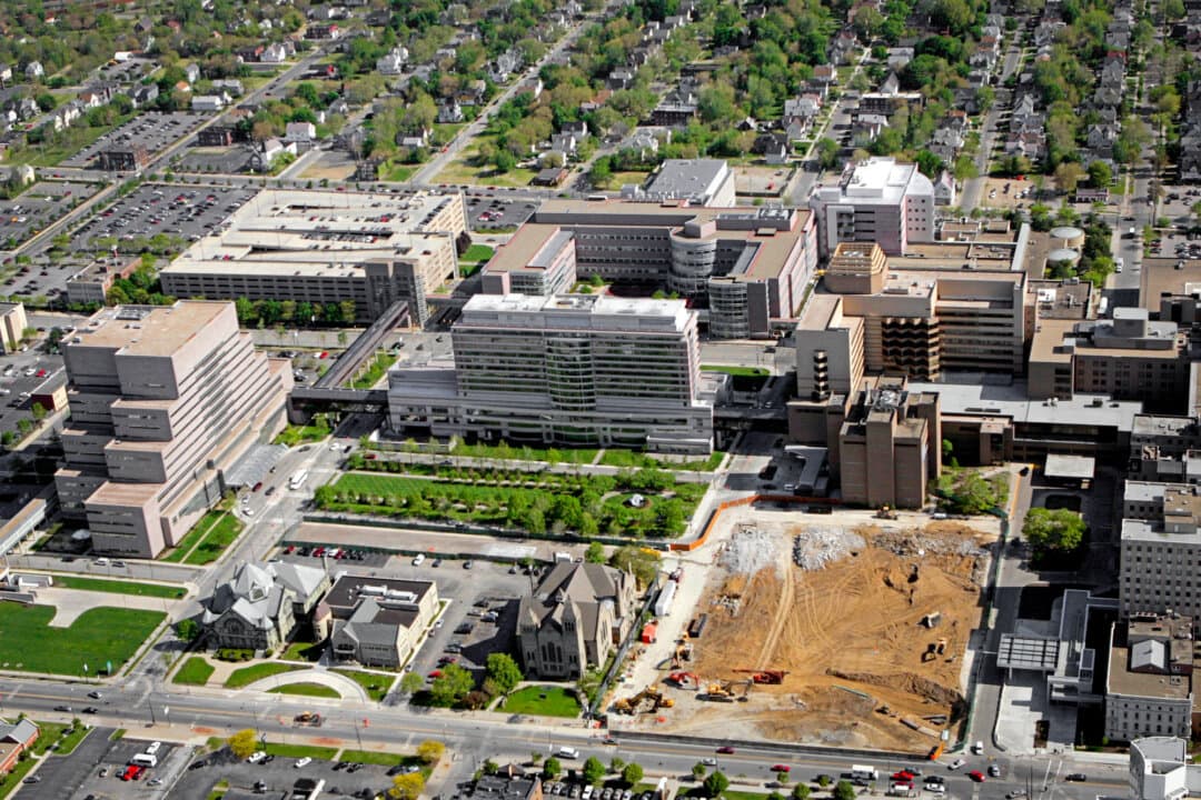 The Cleveland Clinic in Cleveland on May 20, 2005. The clinic's 340B benefit totaled more than $900 million between 2020 and 2023. (Mark Duncan/AP Photo)