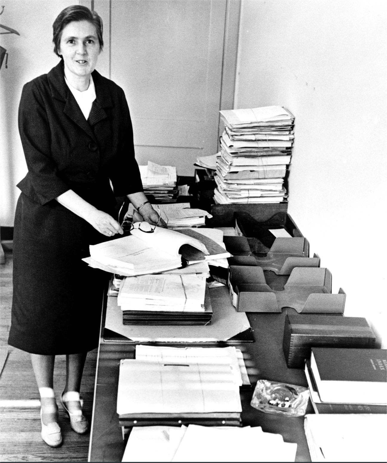 During her first month as a medical reviewer, Frances Kelsey resisted intense pharmaceutical industry pressure and blocked the U.S. approval of thalidomide, demanding rigorous scientific evidence to guarantee patient safety. (Public Domain)
