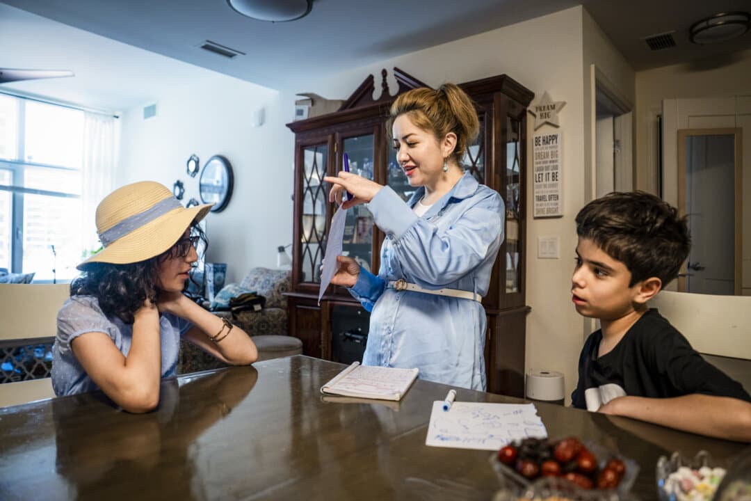 Mihrigul Tursun teaches her children Elina (L) and Moez the Arabic language in Arlington, Va., on May 30, 2026. (Madalina Kilroy/The Epoch Times)