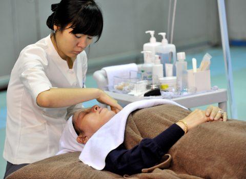 Acupuncture can reduce pain, nausea, and fatigue, alleviate stress, and improve your quality of life. (JUNG YEON-JE/AFP/Getty Images)