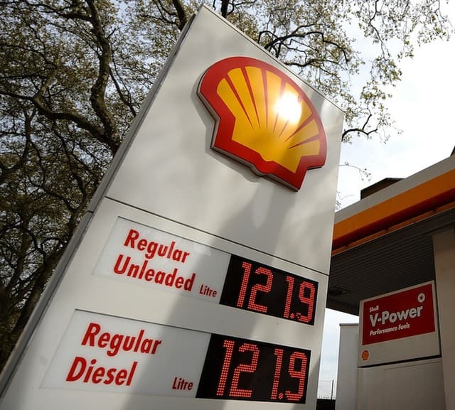<a><img src="https://www.theepochtimes.com/assets/uploads/2015/09/98718805.jpg" alt="A Shell petrol station is pictured in London, on April 28, 2010. (Ben Stanall/Getty Images)" title="A Shell petrol station is pictured in London, on April 28, 2010. (Ben Stanall/Getty Images)" width="320" class="size-medium wp-image-1798744"/></a>